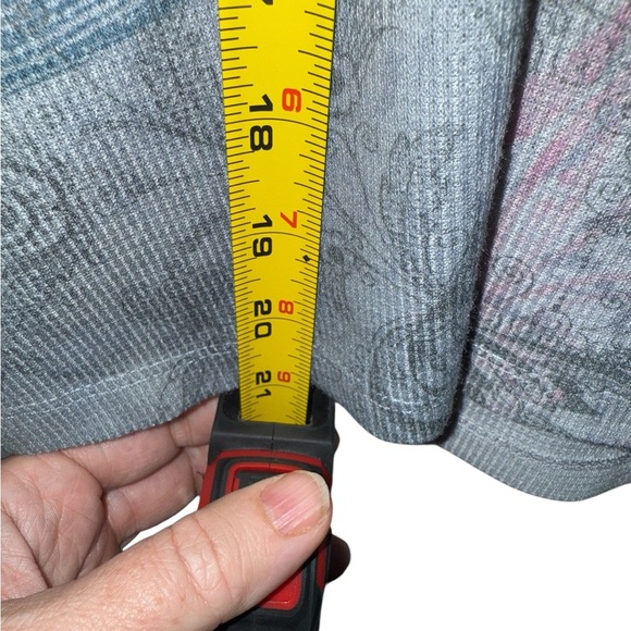 Appropriate Behavior Silver Baroque Scroll Print Long Sleeve Top – Size 1X - Picture 9 of 11